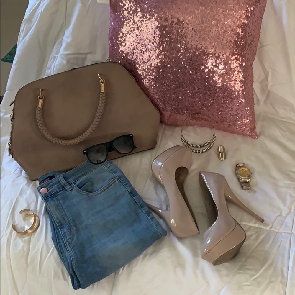 Nude patent leather pump